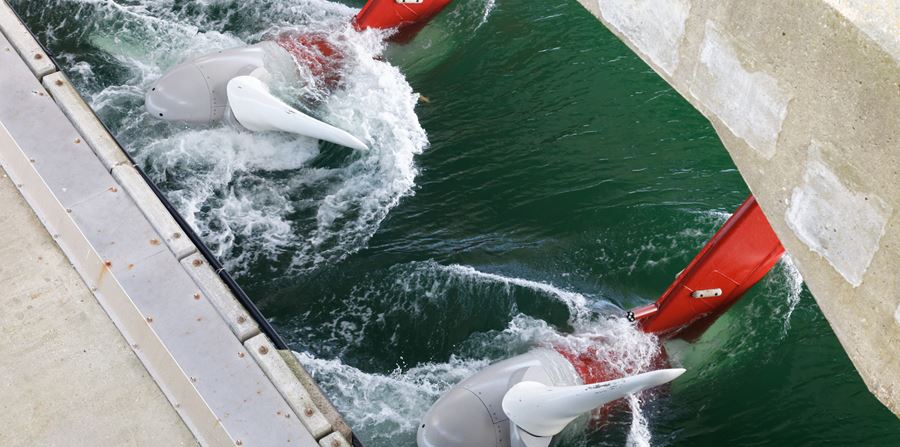 Tidal water turbines in the tidal current of the sea